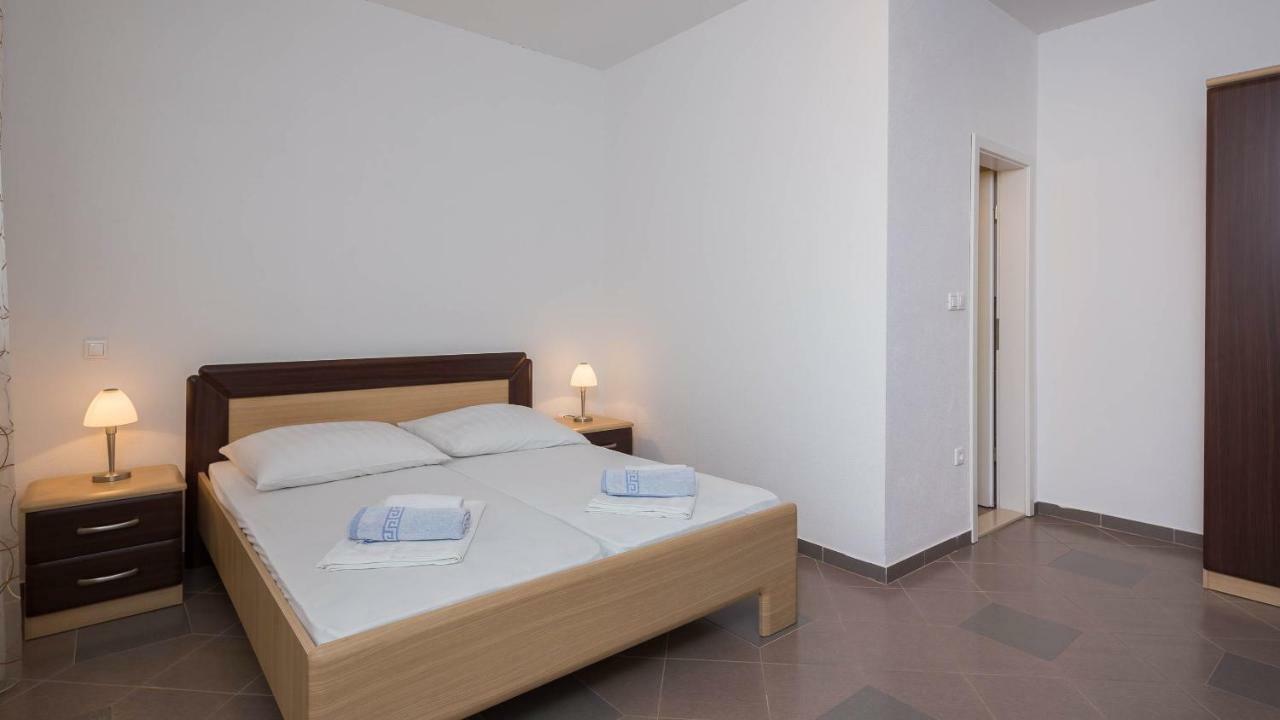 Beachfront Apartments Lara Omiš Quarto foto